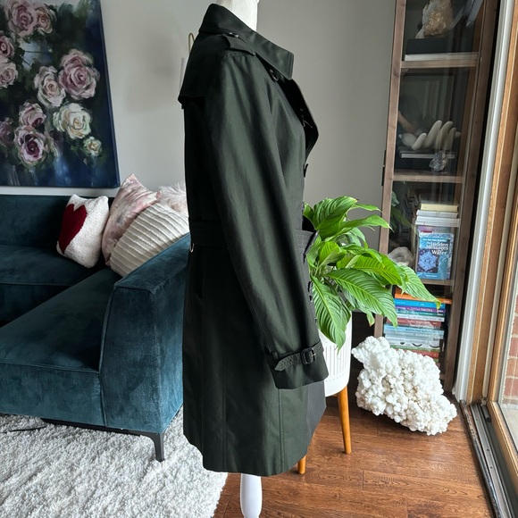 Burberry Sandringham Trench coat with removable fur collar in dark olive green - Picture 5 of 17